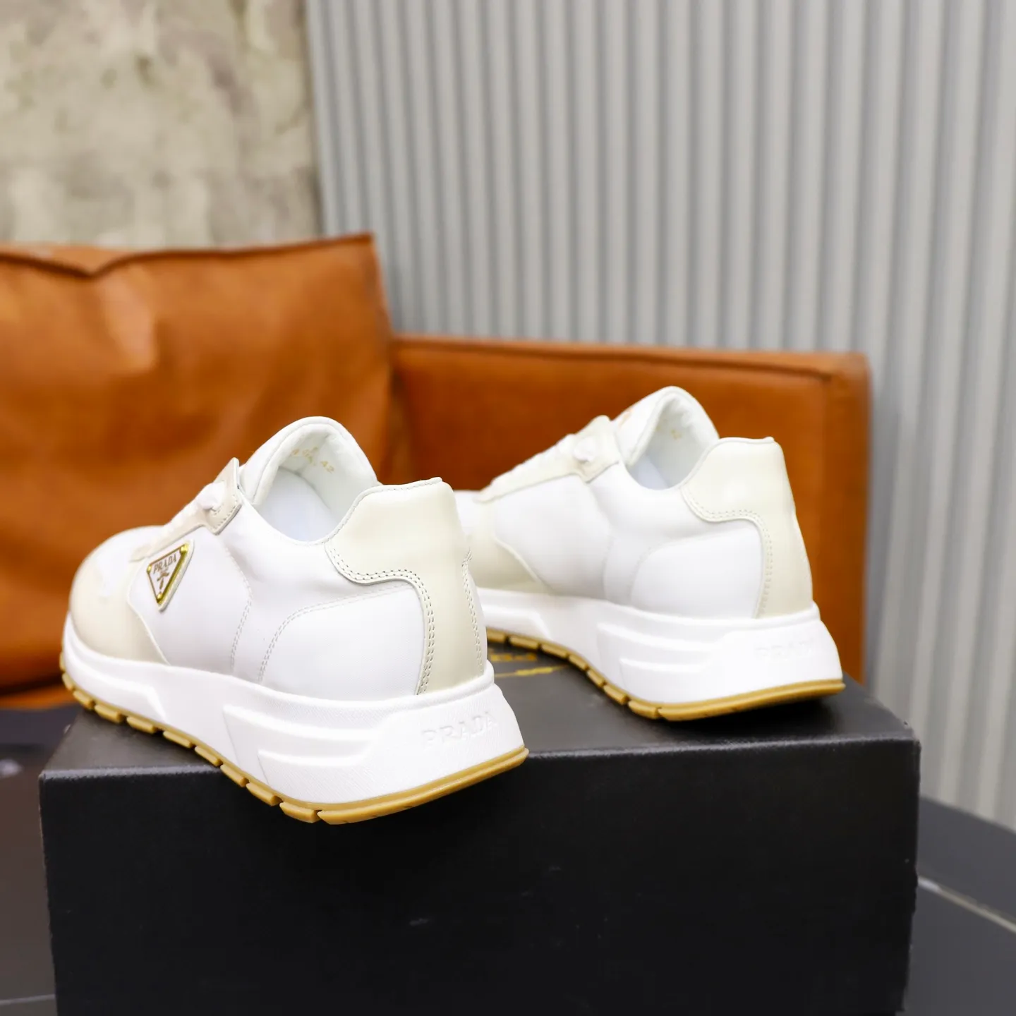 Factory price: 600💰Top original order Brand: PRADA (Prada) Standard code: Men's size 38/44 (45 can be customized) Grade: Same as the official website Material: Original cowhide stitched with imported cloth, cowhide lining, original combination of two-color wear-resistant soft outsole Style category: casual sports version, young fashion, European and American trend, British style Color: actual picture color